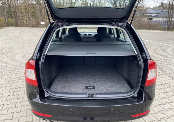 Skoda Octavia cena 28900 przebieg: 212000, rok produkcji 2011 z Poręba małe 254